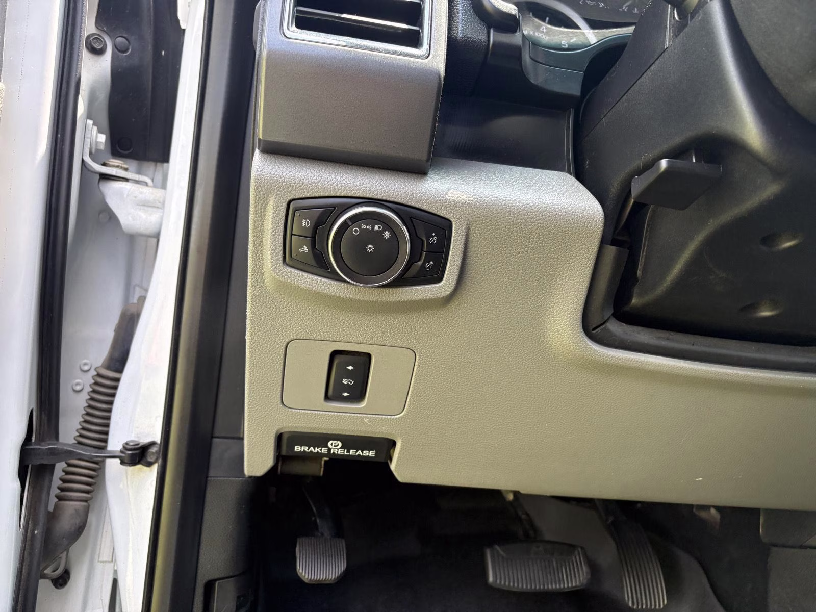 2018 Oxford White Ford Super Duty F-350 SRW XLT 4X4 Truck