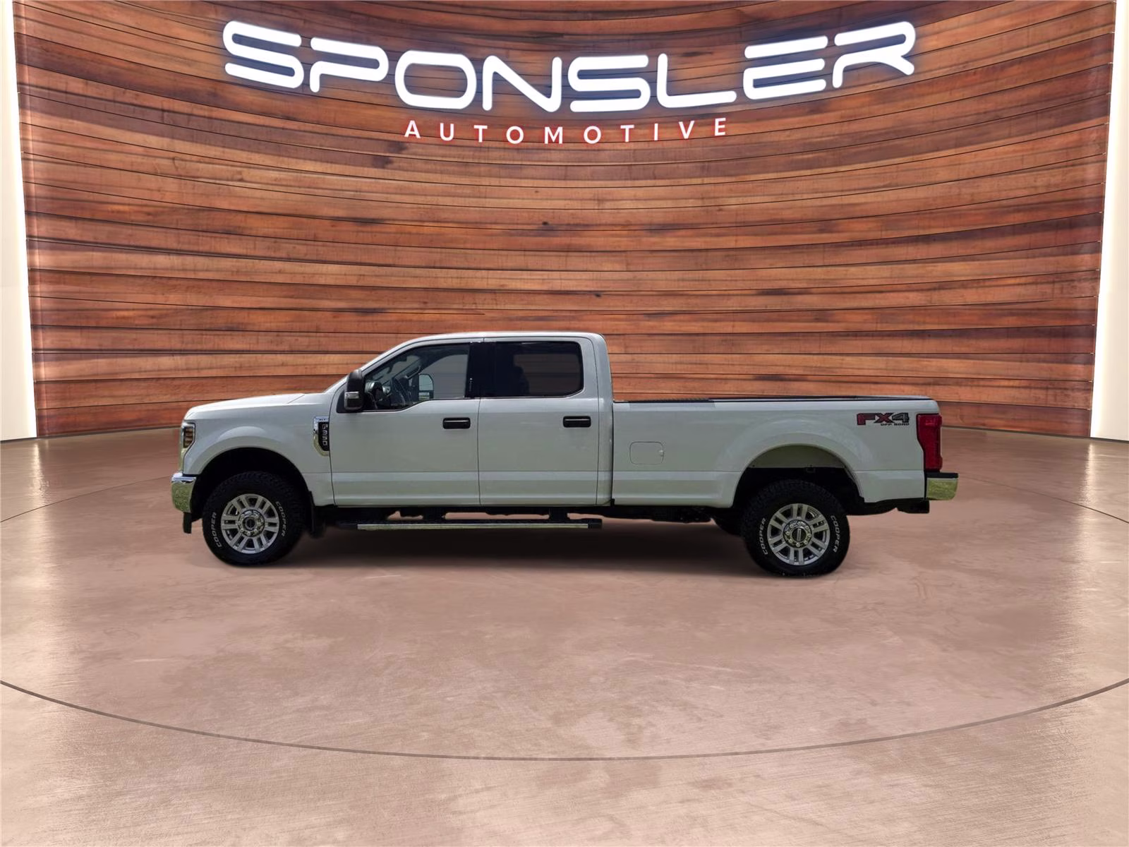 2018 Oxford White Ford Super Duty F-350 SRW XLT 4X4 Truck