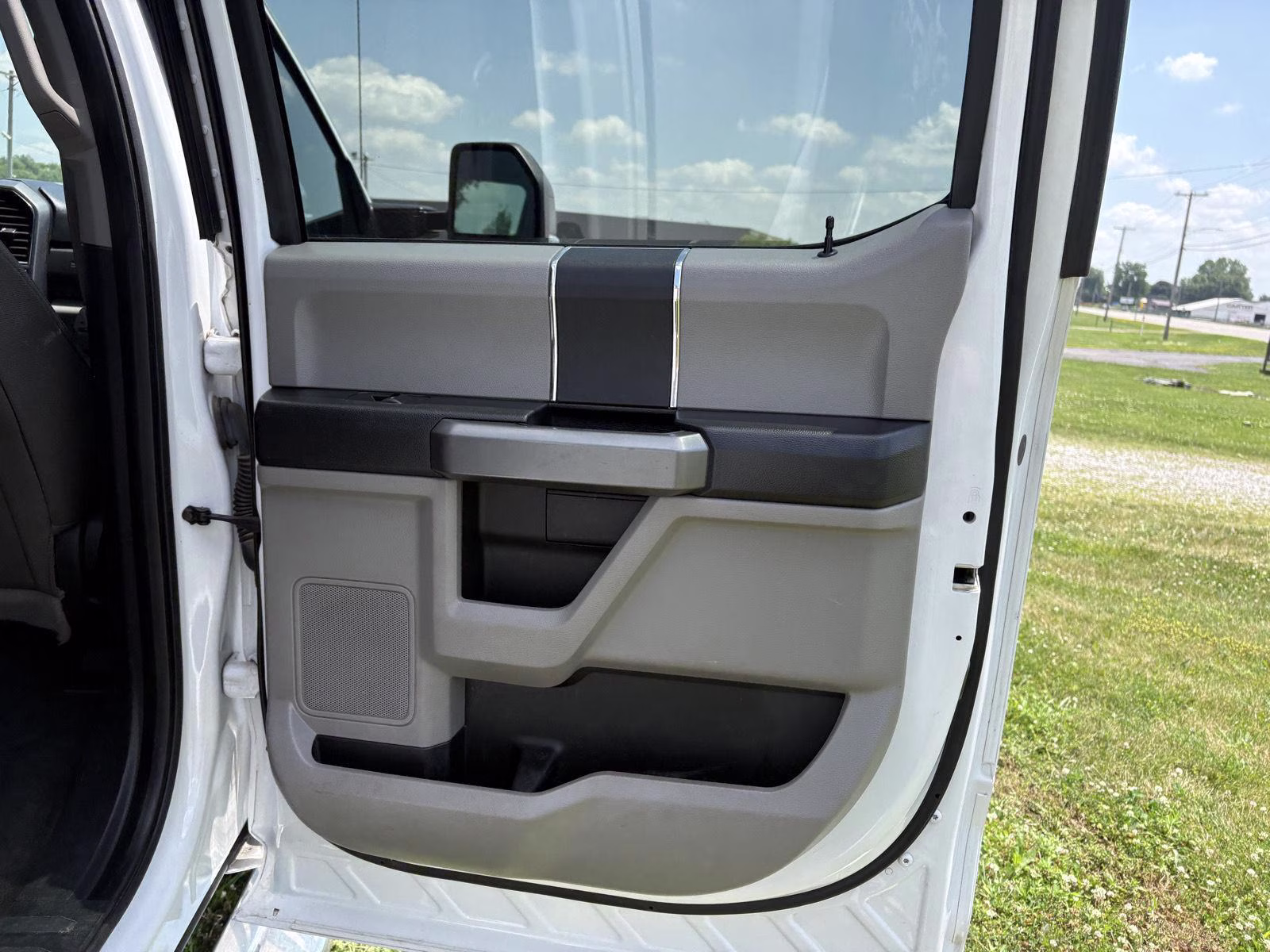 2018 Oxford White Ford Super Duty F-350 SRW XLT 4X4 Truck