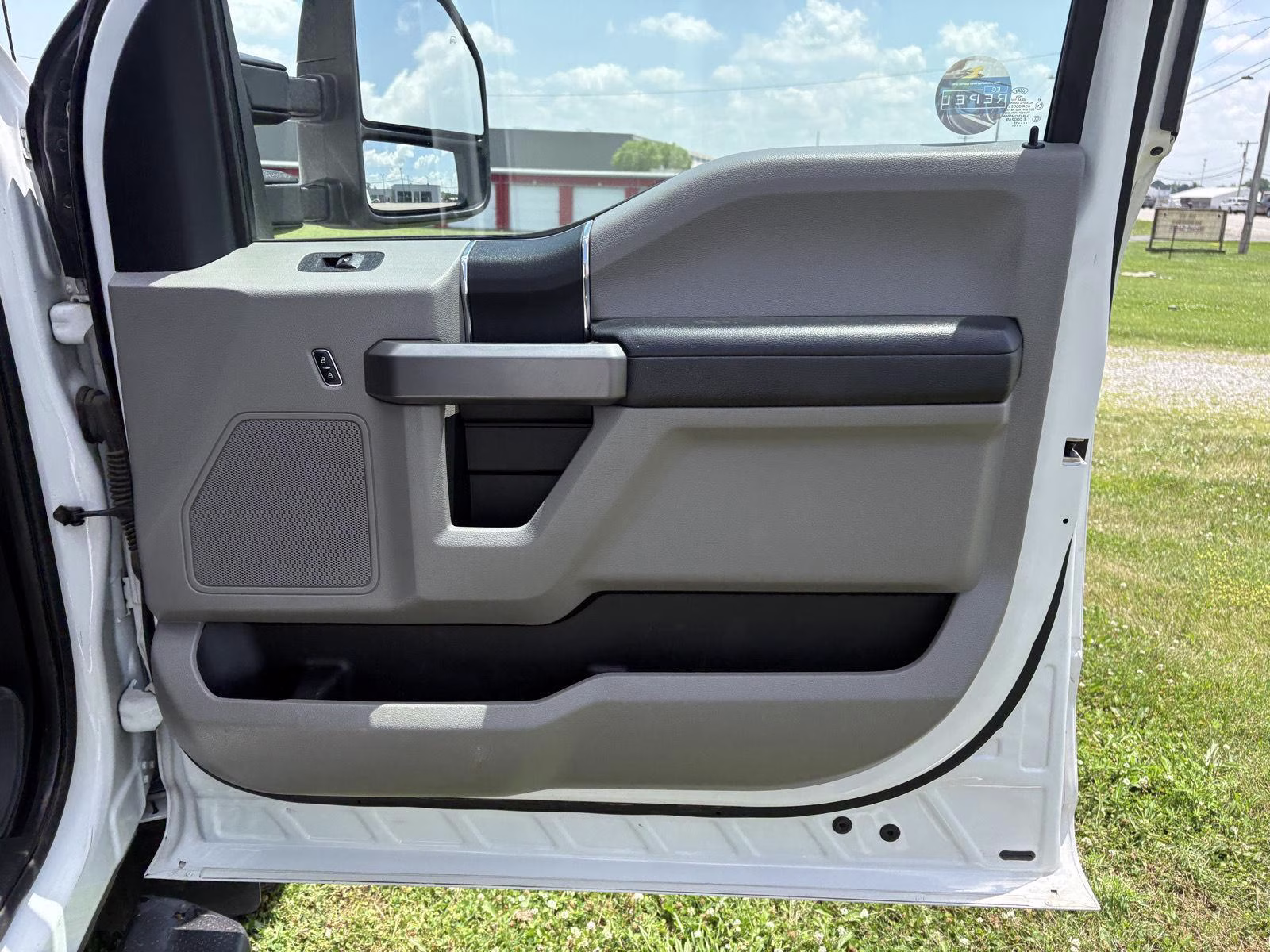 2018 Oxford White Ford Super Duty F-350 SRW XLT 4X4 Truck