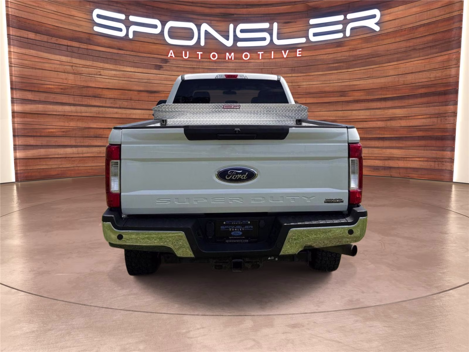 2018 Oxford White Ford Super Duty F-350 SRW XLT 4X4 Truck