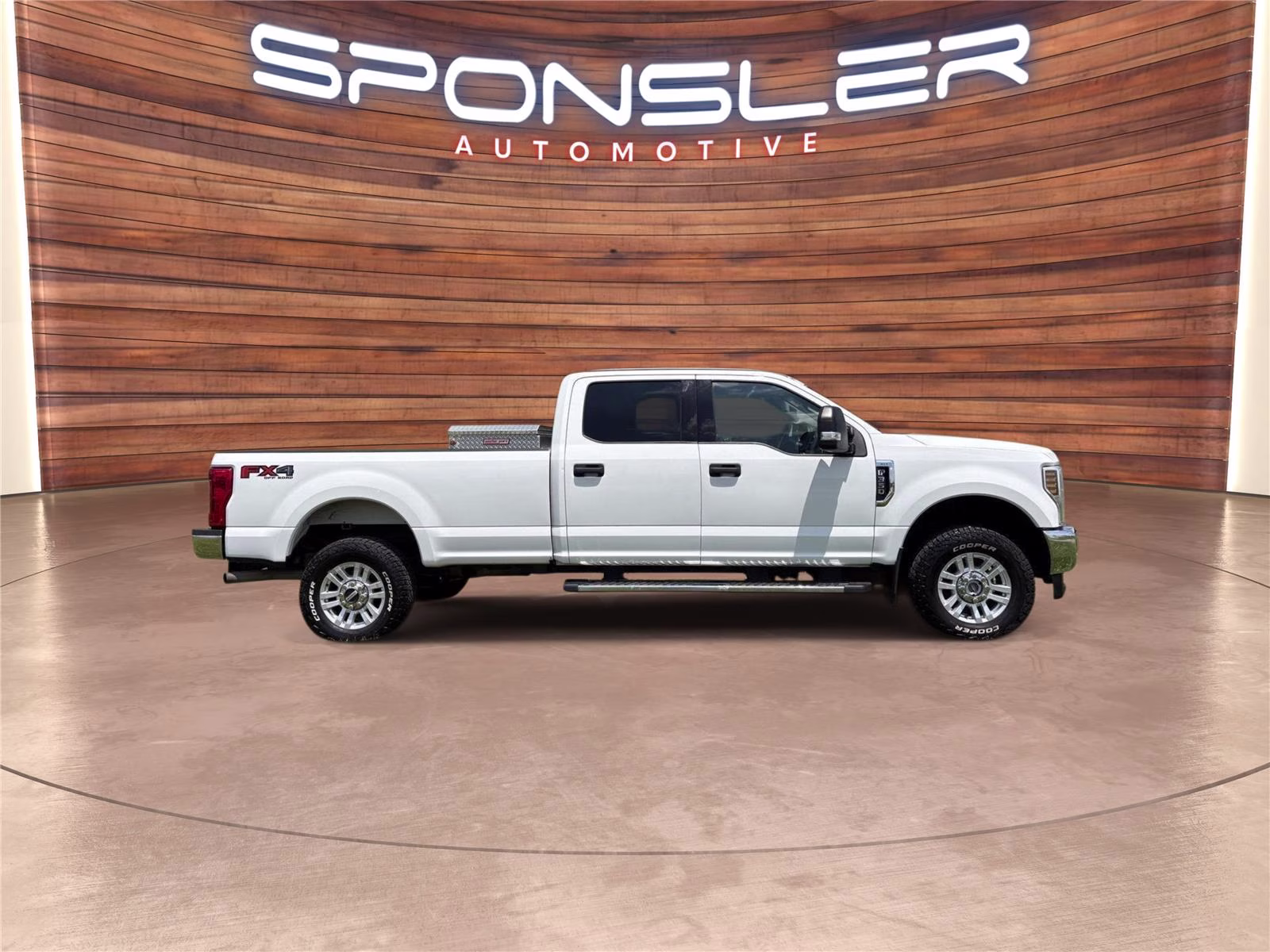 2018 Oxford White Ford Super Duty F-350 SRW XLT 4X4 Truck