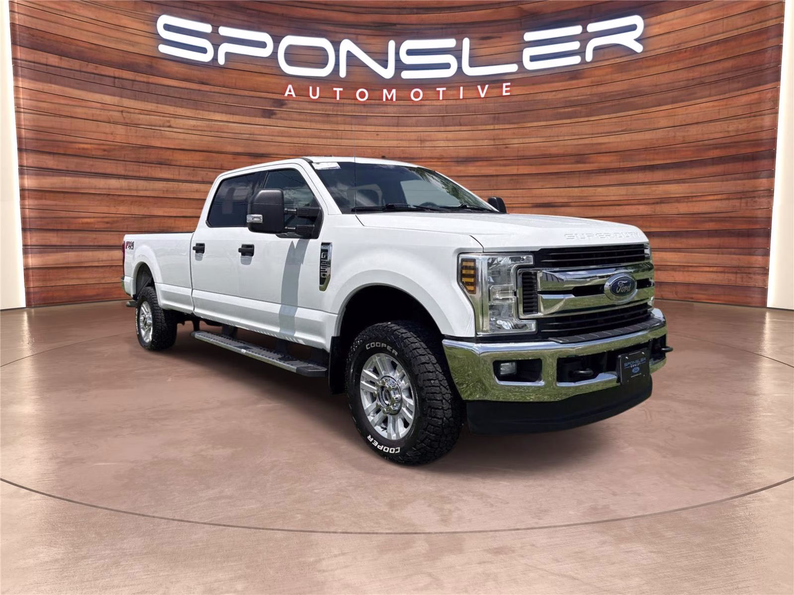 2018 Oxford White Ford Super Duty F-350 SRW XLT 4X4 Truck