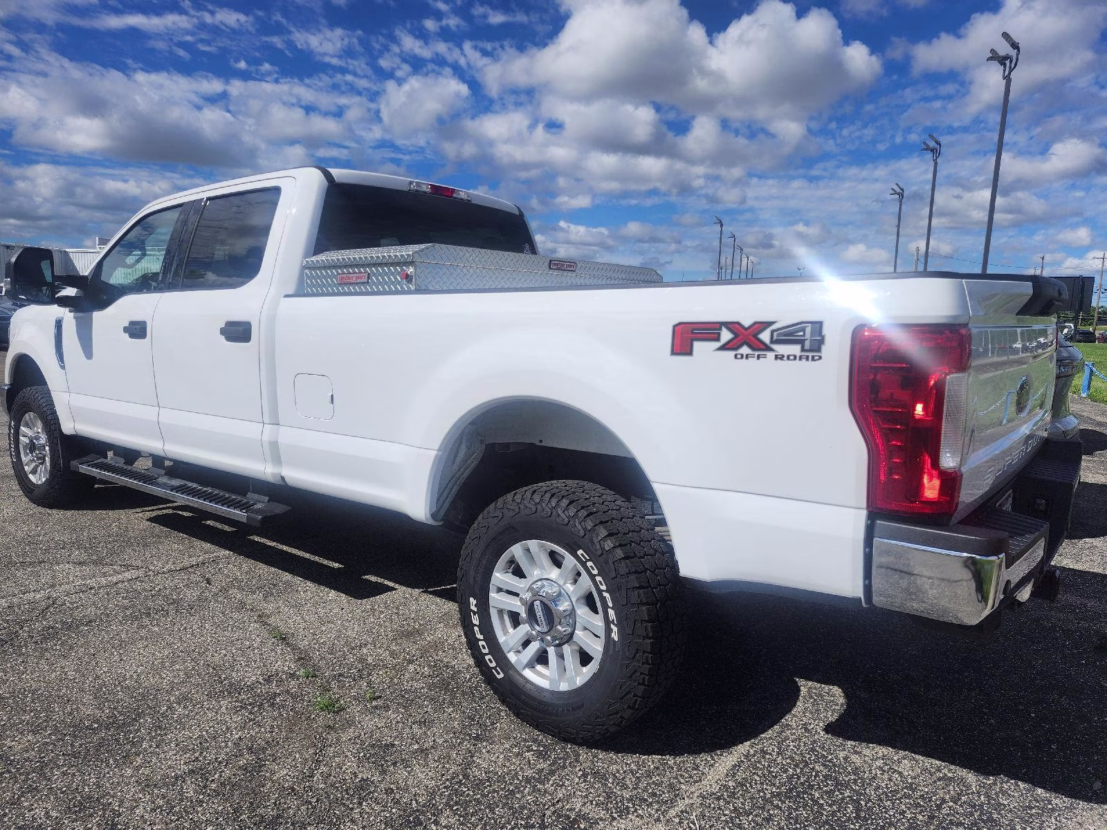 2018 Oxford White Ford Super Duty F-350 SRW XLT 4X4 Truck