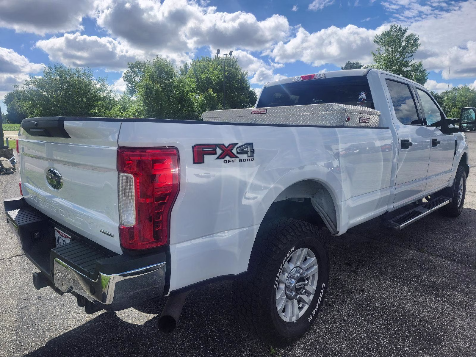 2018 Oxford White Ford Super Duty F-350 SRW XLT 4X4 Truck