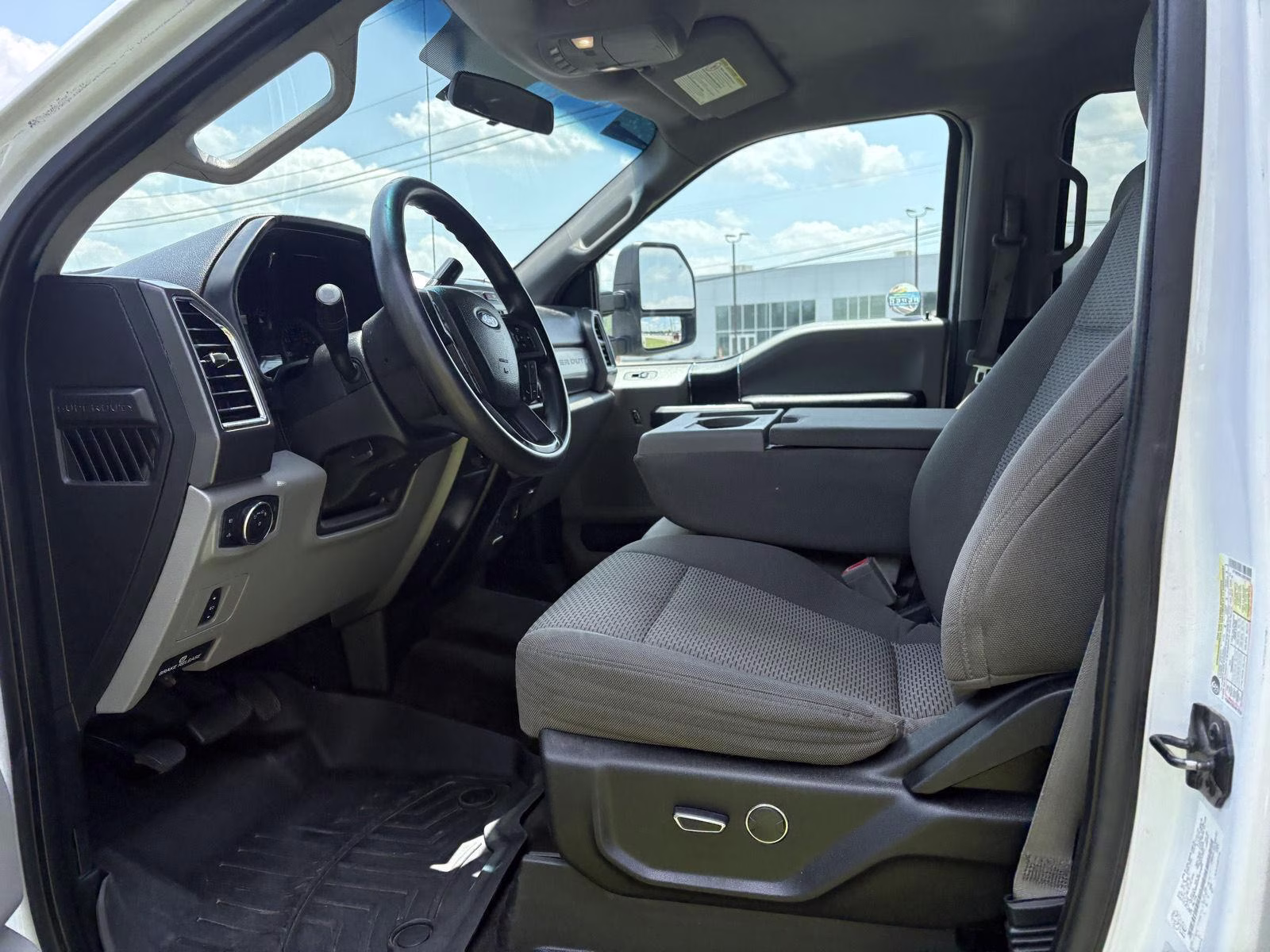 2018 Oxford White Ford Super Duty F-350 SRW XLT 4X4 Truck