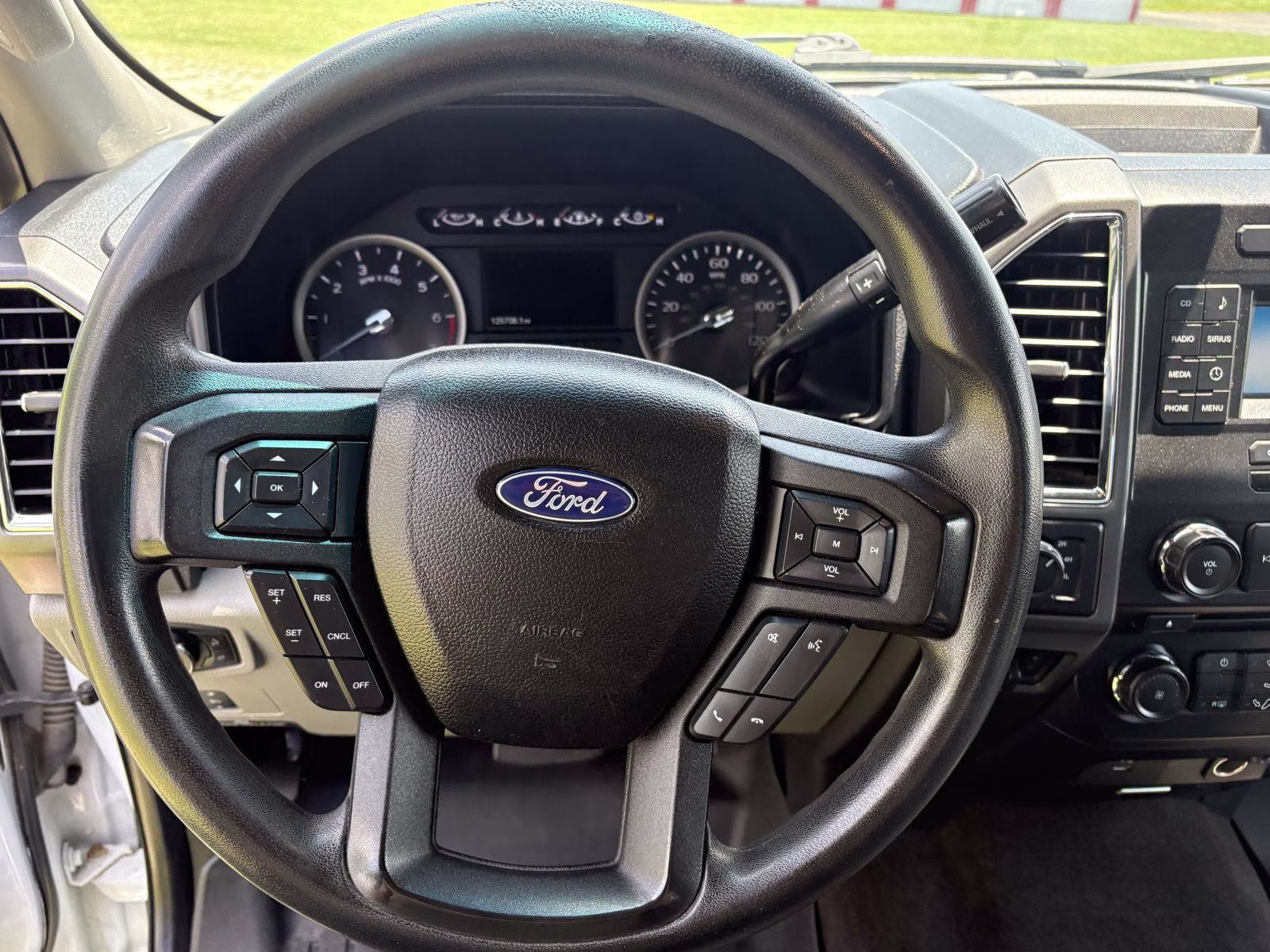 2018 Oxford White Ford Super Duty F-350 SRW XLT 4X4 Truck