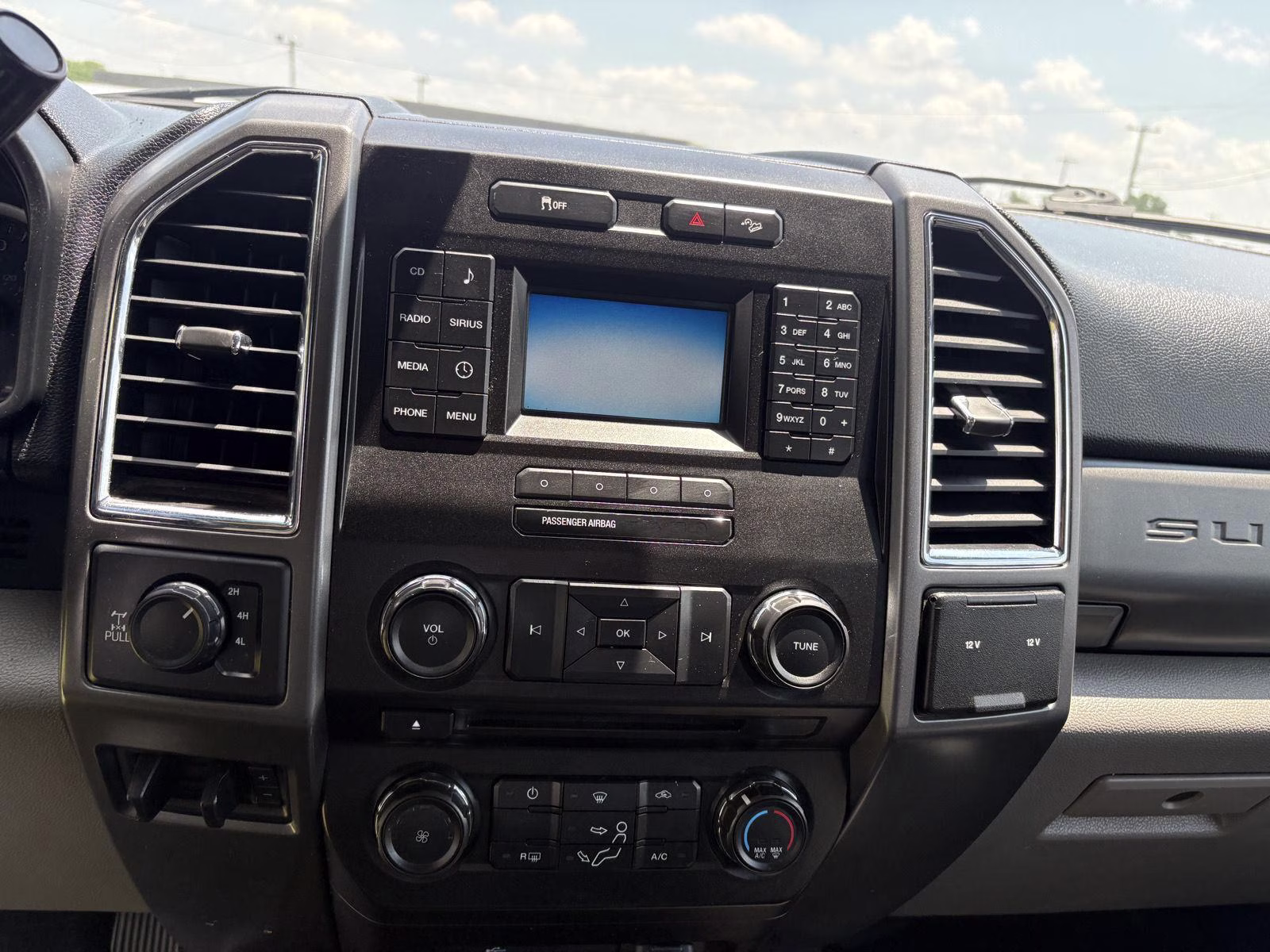 2018 Oxford White Ford Super Duty F-350 SRW XLT 4X4 Truck