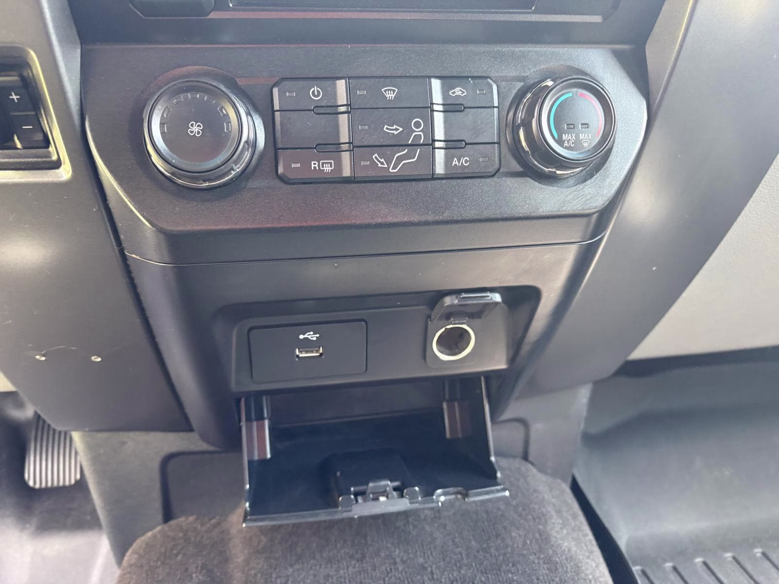 2018 Oxford White Ford Super Duty F-350 SRW XLT 4X4 Truck