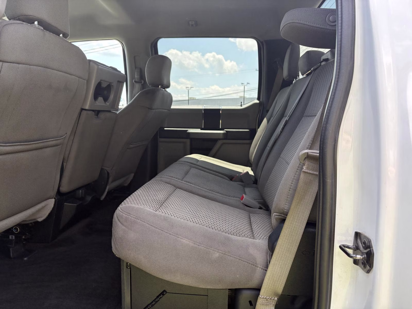 2018 Oxford White Ford Super Duty F-350 SRW XLT 4X4 Truck