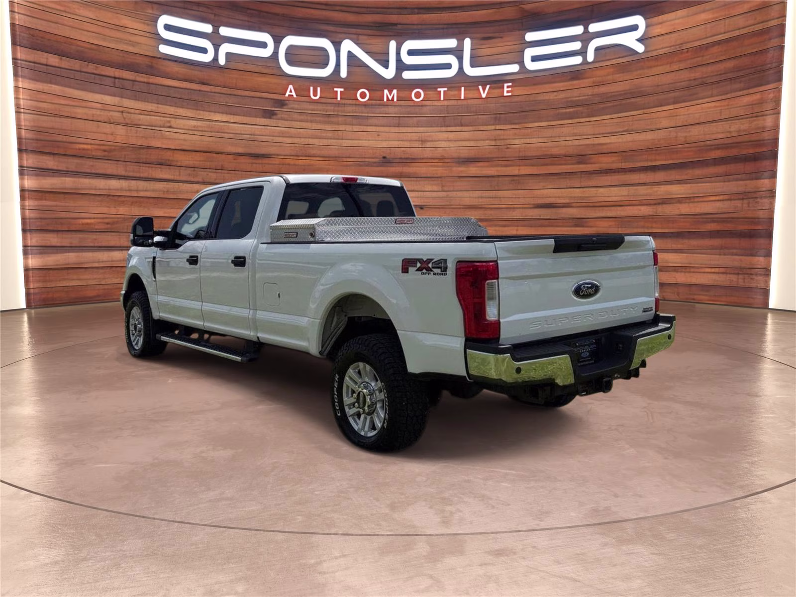 2018 Oxford White Ford Super Duty F-350 SRW XLT 4X4 Truck