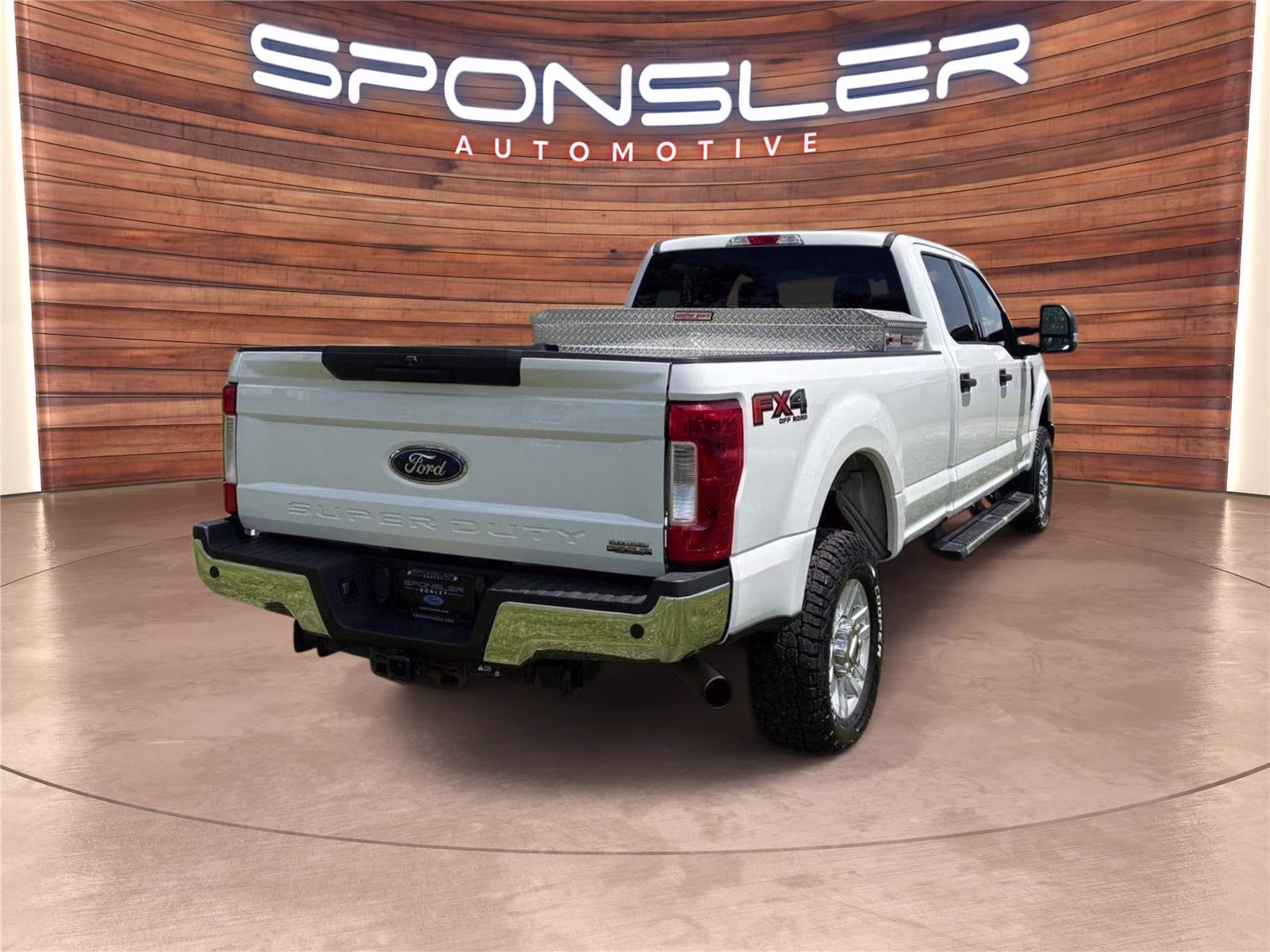 2018 Oxford White Ford Super Duty F-350 SRW XLT 4X4 Truck