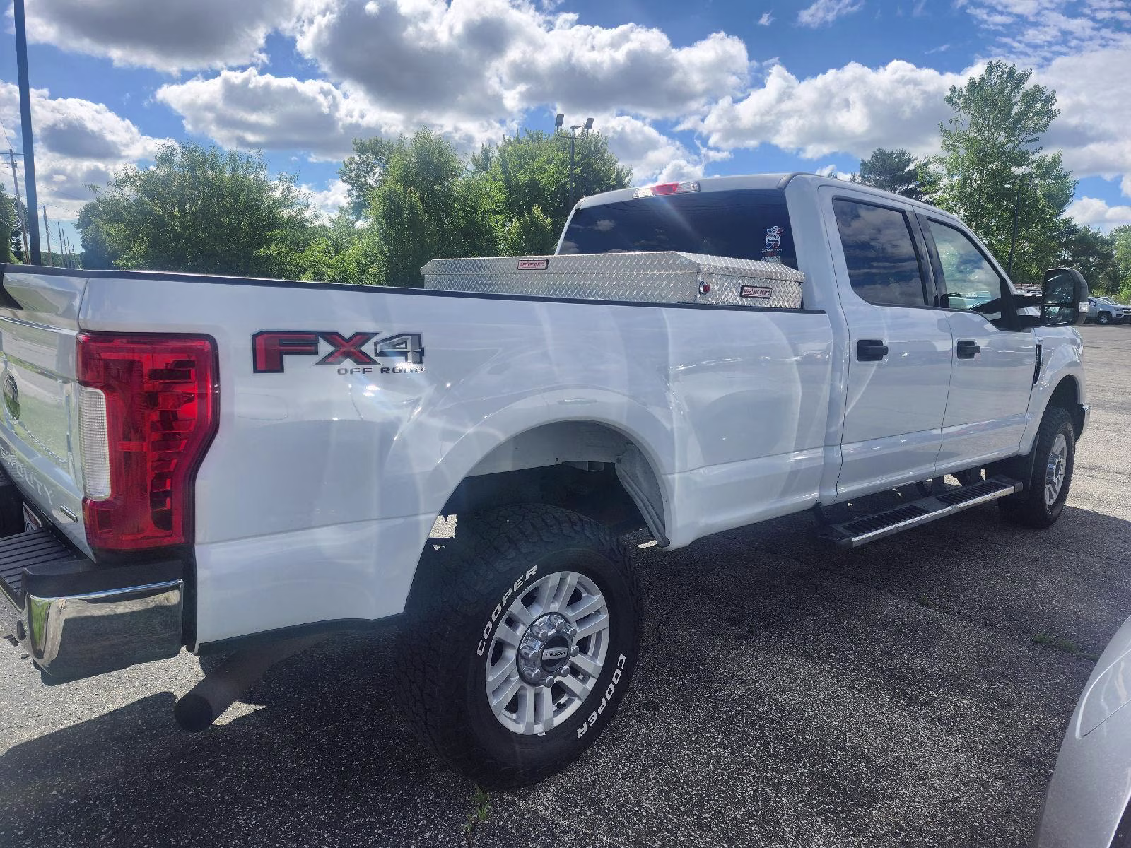2018 Oxford White Ford Super Duty F-350 SRW XLT 4X4 Truck