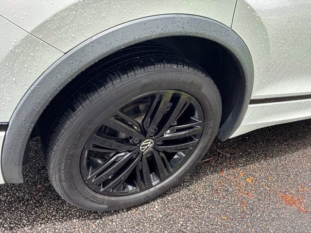 2022 White Volkswagen Tiguan 2.0T SE R-Line Black FWD SUV