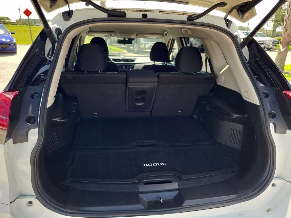 2020 Glacier White Nissan Rogue SV FWD SUV