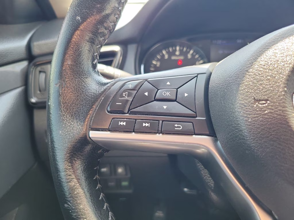 2020 Glacier White Nissan Rogue SV FWD SUV