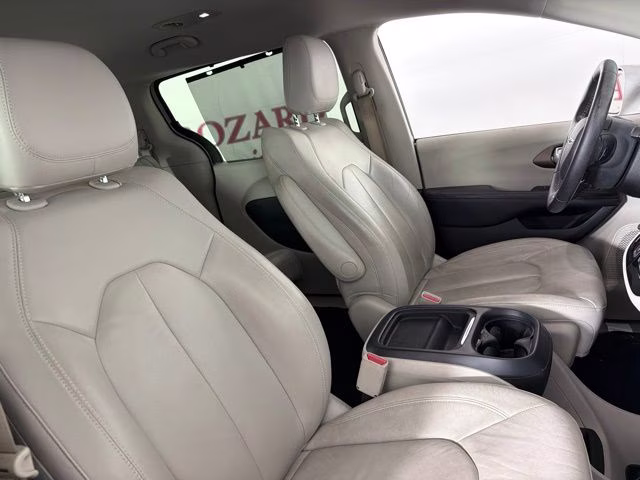 2017 White Chrysler Pacifica Touring L FWD Van