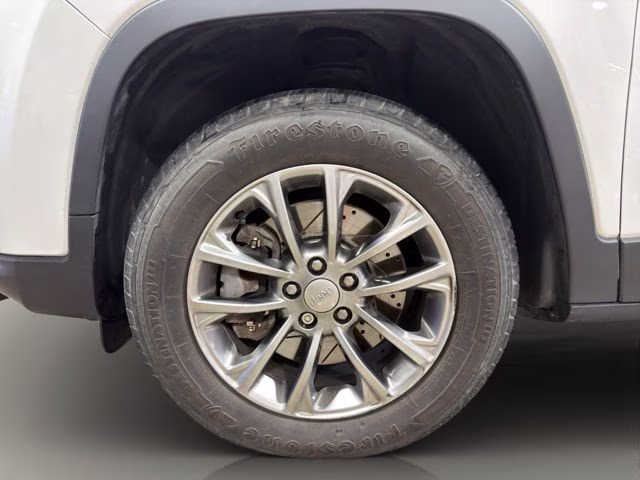 2019 Bright White Clearcoat Jeep Cherokee Latitude Plus 4X4 SUV