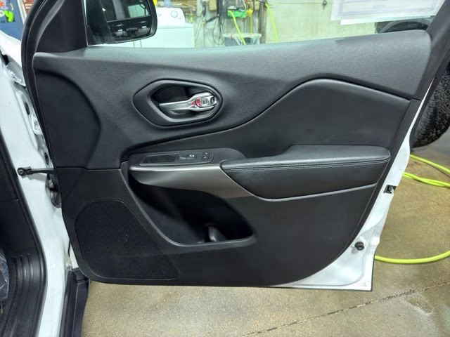2019 Bright White Clearcoat Jeep Cherokee Latitude Plus 4X4 SUV