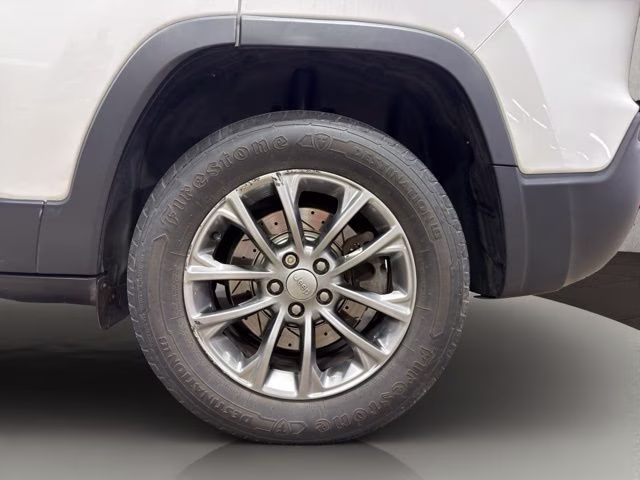 2019 Bright White Clearcoat Jeep Cherokee Latitude Plus 4X4 SUV