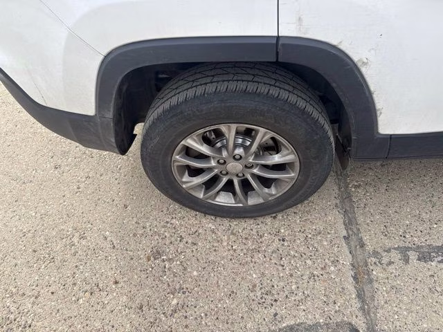 2019 Bright White Clearcoat Jeep Cherokee Latitude Plus 4X4 SUV