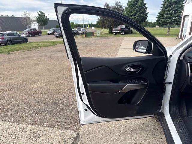 2019 Bright White Clearcoat Jeep Cherokee Latitude Plus 4X4 SUV