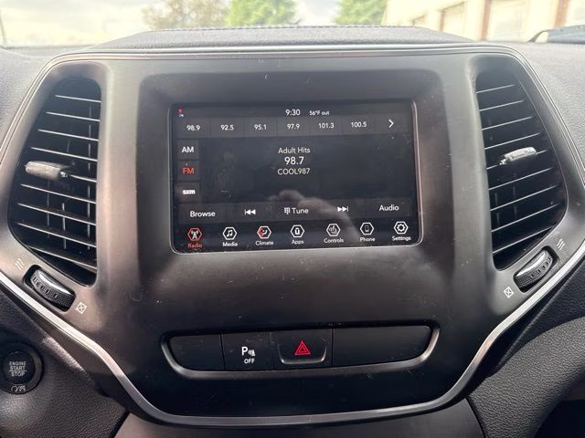 2019 Bright White Clearcoat Jeep Cherokee Latitude Plus 4X4 SUV