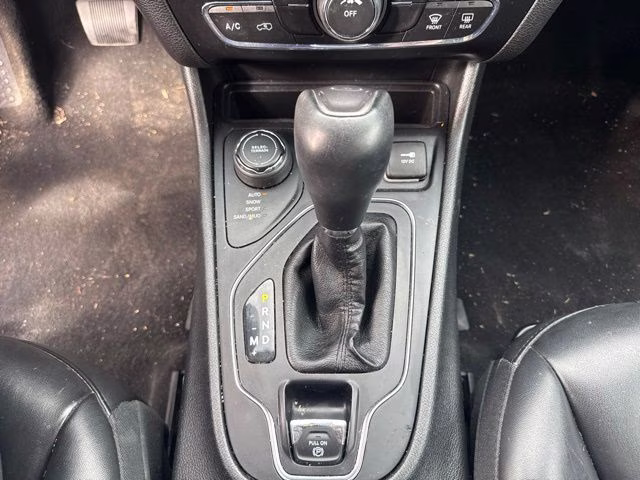 2019 Bright White Clearcoat Jeep Cherokee Latitude Plus 4X4 SUV