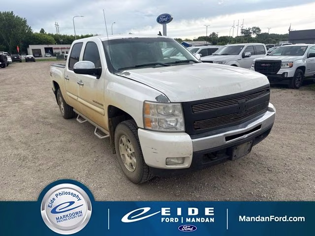 2011 White Chevrolet Silverado 1500 LT 4X4 Truck