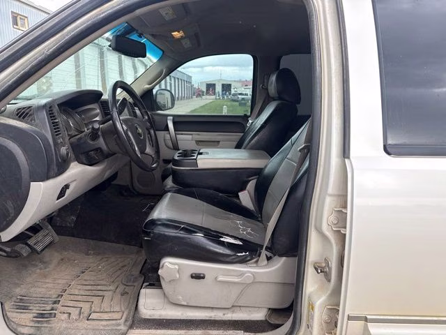 2011 White Chevrolet Silverado 1500 LT 4X4 Truck