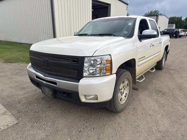2011 White Chevrolet Silverado 1500 LT 4X4 Truck