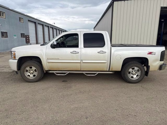 2011 White Chevrolet Silverado 1500 LT 4X4 Truck