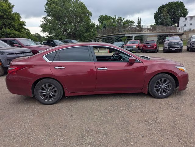 2016 Cayenne Red Nissan Altima 2.5 S FWD Sedan