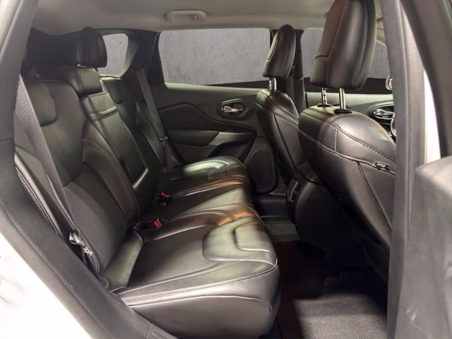 2019 Bright White Clearcoat Jeep Cherokee Latitude Plus 4X4 SUV