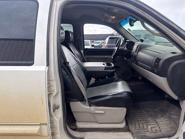 2011 White Chevrolet Silverado 1500 LT 4X4 Truck