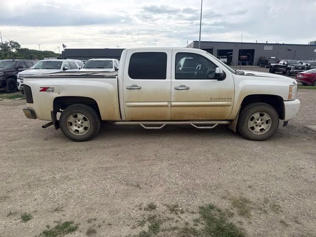 2011 White Chevrolet Silverado 1500 LT 4X4 Truck
