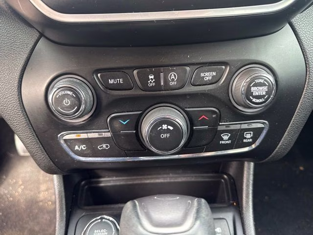 2019 Bright White Clearcoat Jeep Cherokee Latitude Plus 4X4 SUV