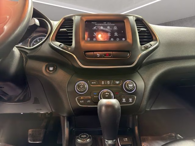 2019 Bright White Clearcoat Jeep Cherokee Latitude Plus 4X4 SUV