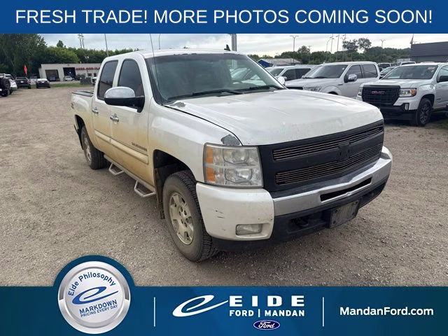 2011 White Chevrolet Silverado 1500 LT 4X4 Truck