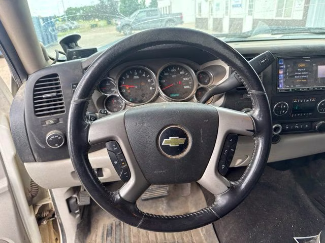 2011 White Chevrolet Silverado 1500 LT 4X4 Truck