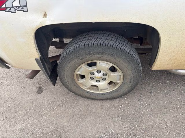 2011 White Chevrolet Silverado 1500 LT 4X4 Truck