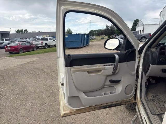2011 White Chevrolet Silverado 1500 LT 4X4 Truck