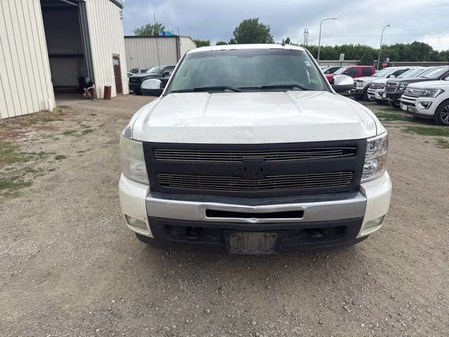 2011 White Chevrolet Silverado 1500 LT 4X4 Truck