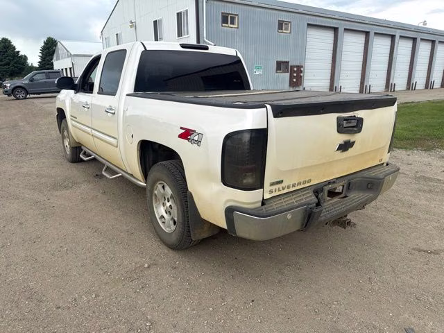2011 White Chevrolet Silverado 1500 LT 4X4 Truck