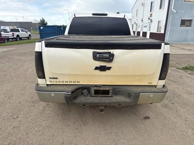2011 White Chevrolet Silverado 1500 LT 4X4 Truck