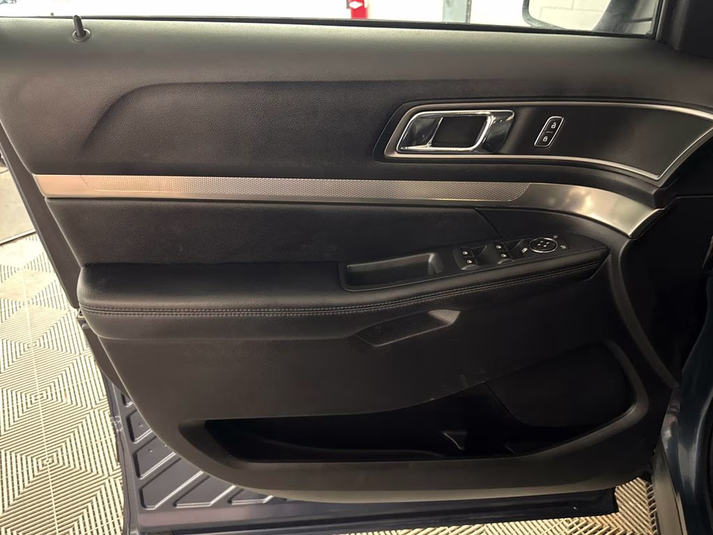 2018 Blue Metallic Ford Explorer XLT FWD SUV