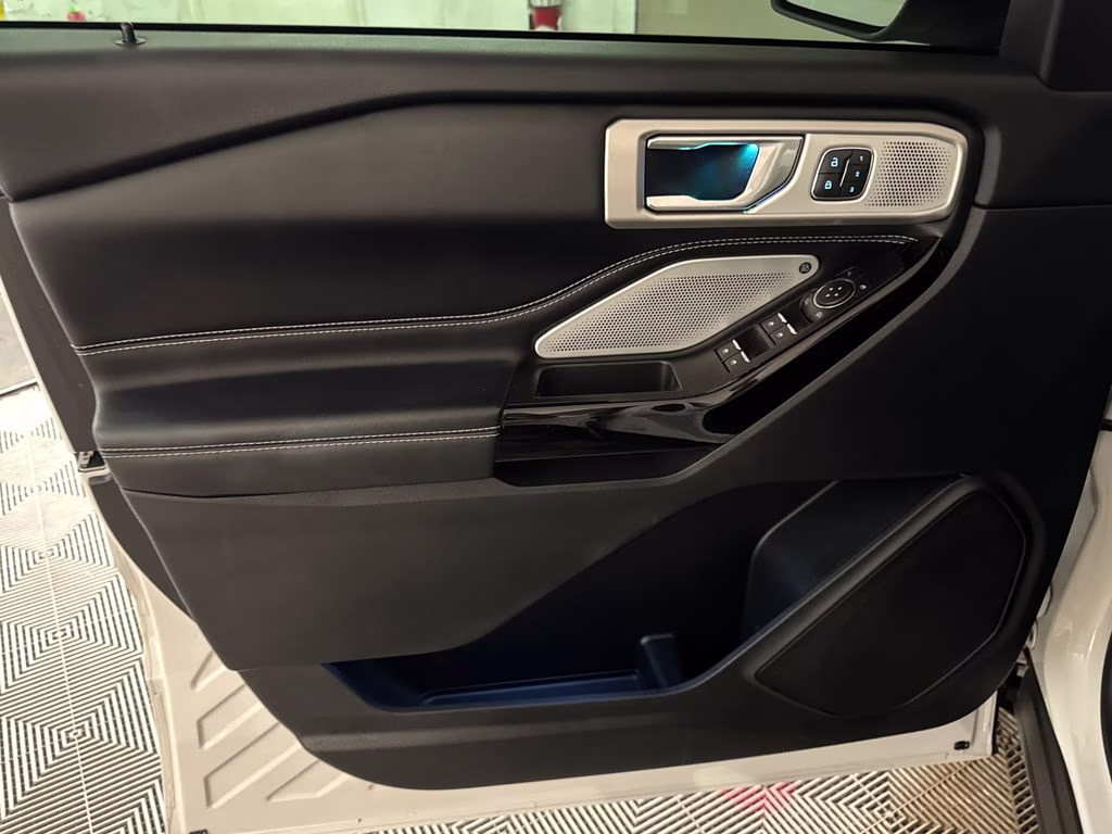 2022 Star White Metallic Tri-Coat Ford Explorer ST 4X4 SUV