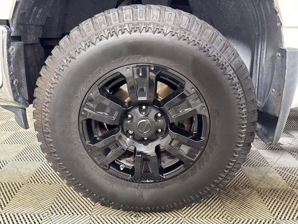 2017 Glacier White Nissan Titan SV 4X4 Truck
