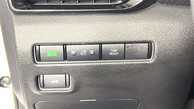 2020 Aspen White/Super Black Nissan Sentra SR FWD Sedan