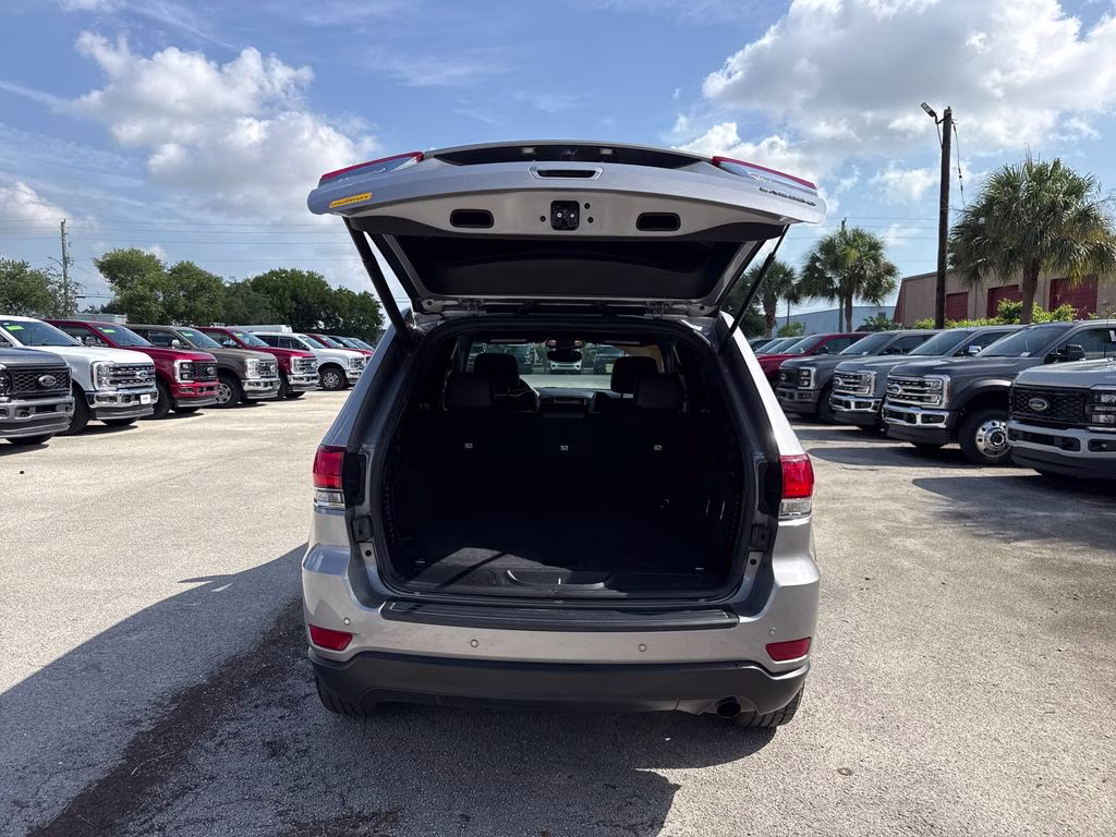 2020 Billet Silver Metallic Clearcoat Jeep Grand Cherokee Laredo E RWD SUV